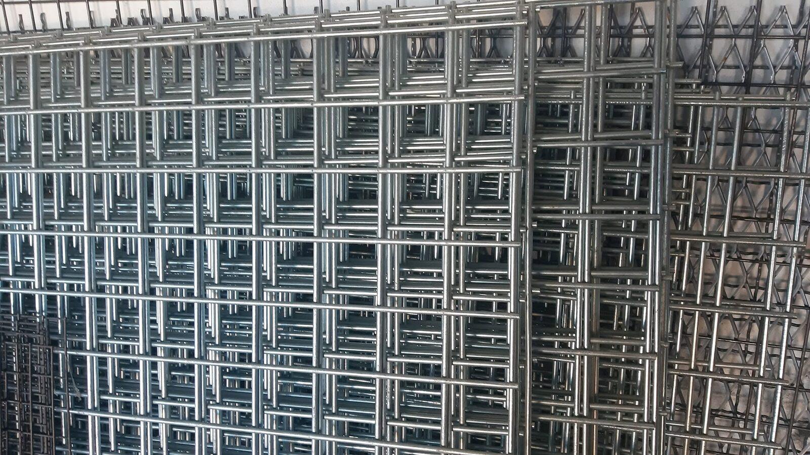 Galvanized welded mesh panels in several apertures