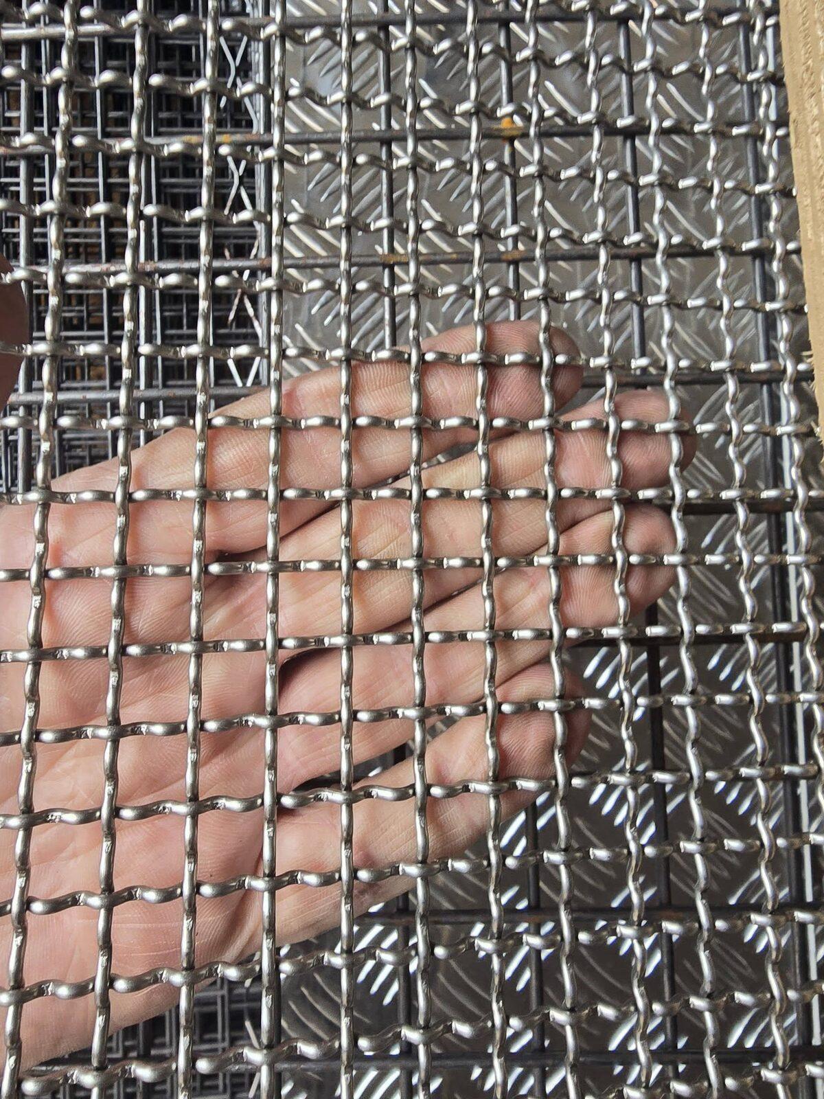 Woven steel mesh with a square aperture