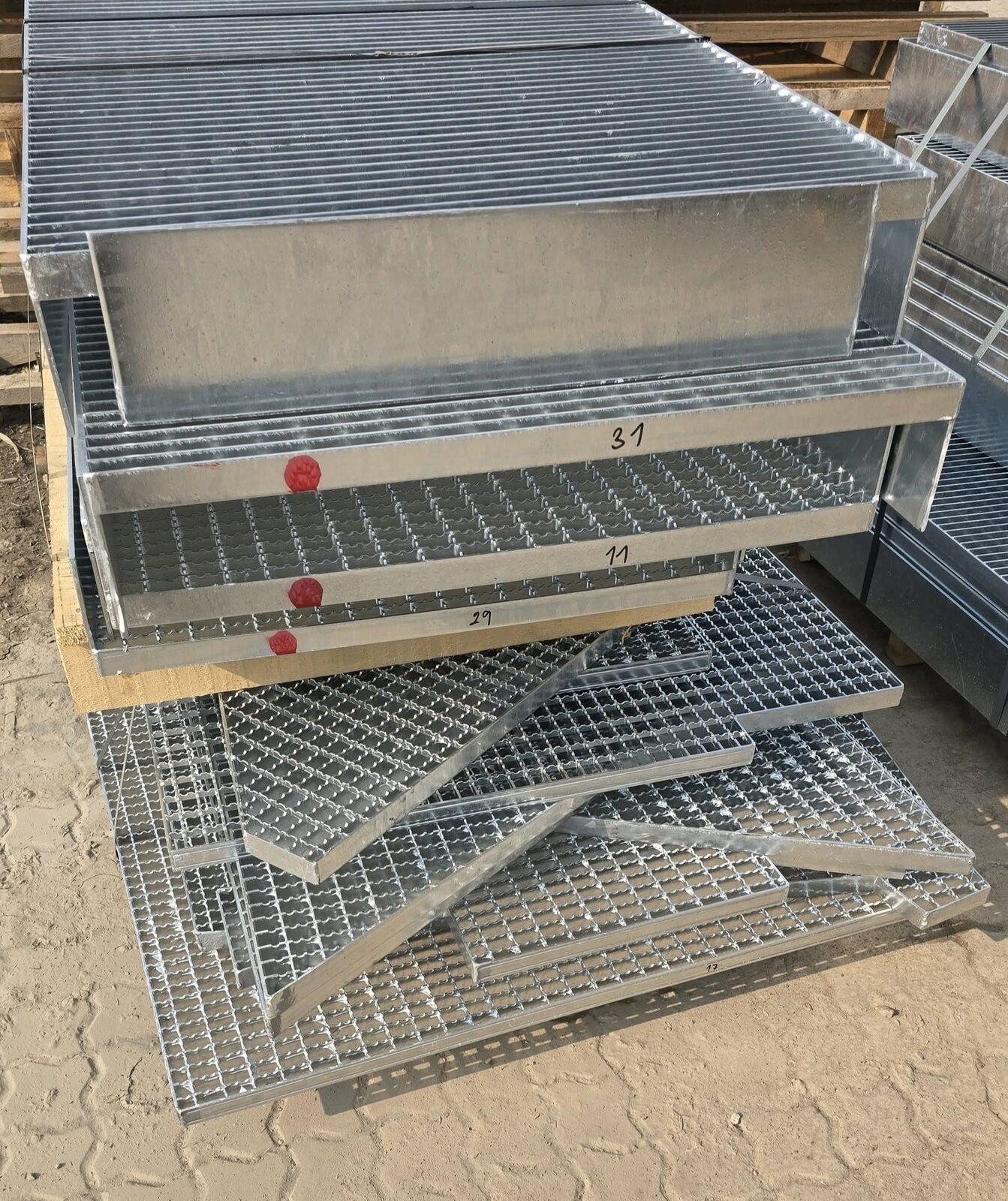 Steel grating tread with side plates