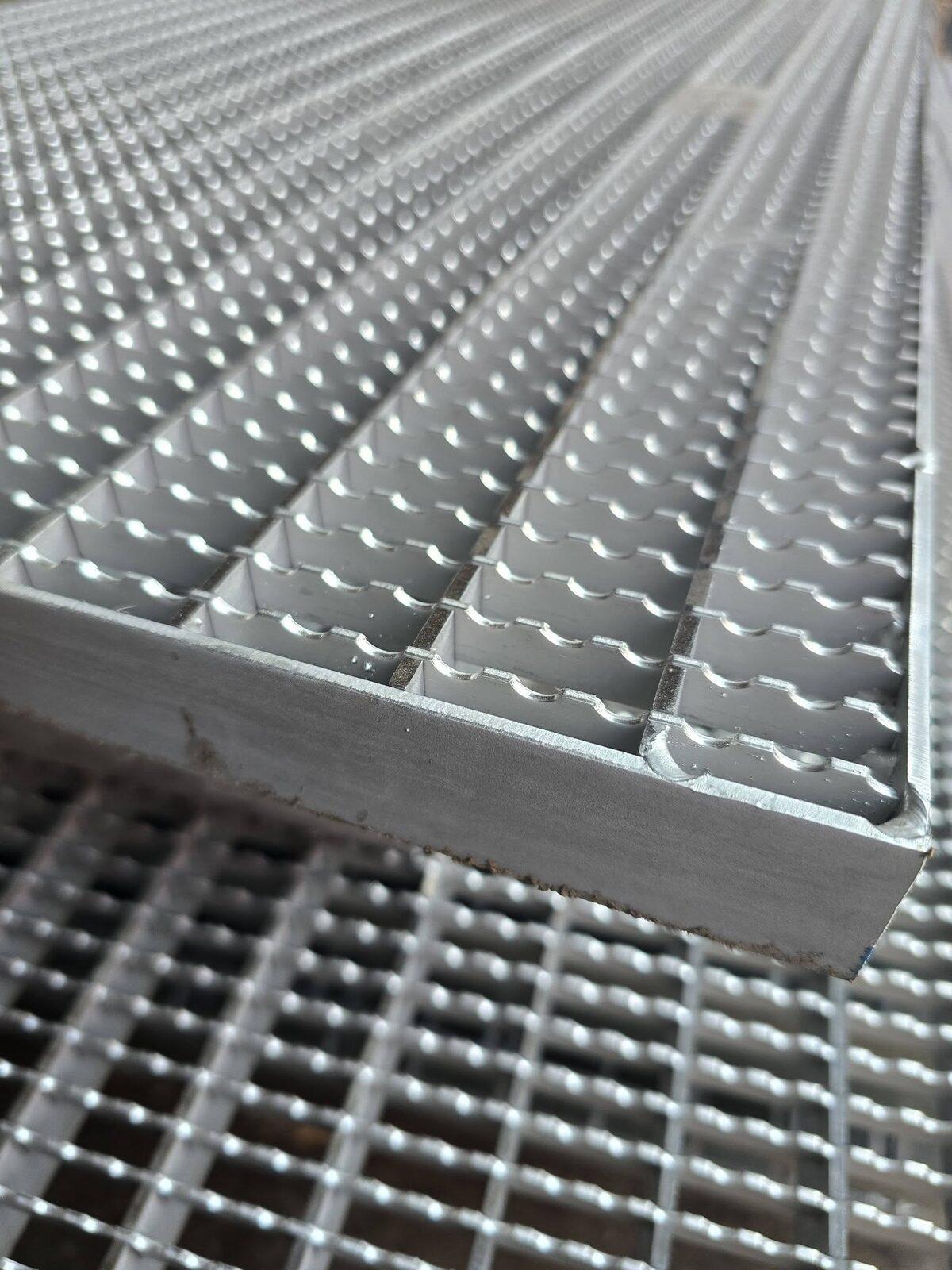 Welded grating bearing bars, bar height and panel thickness