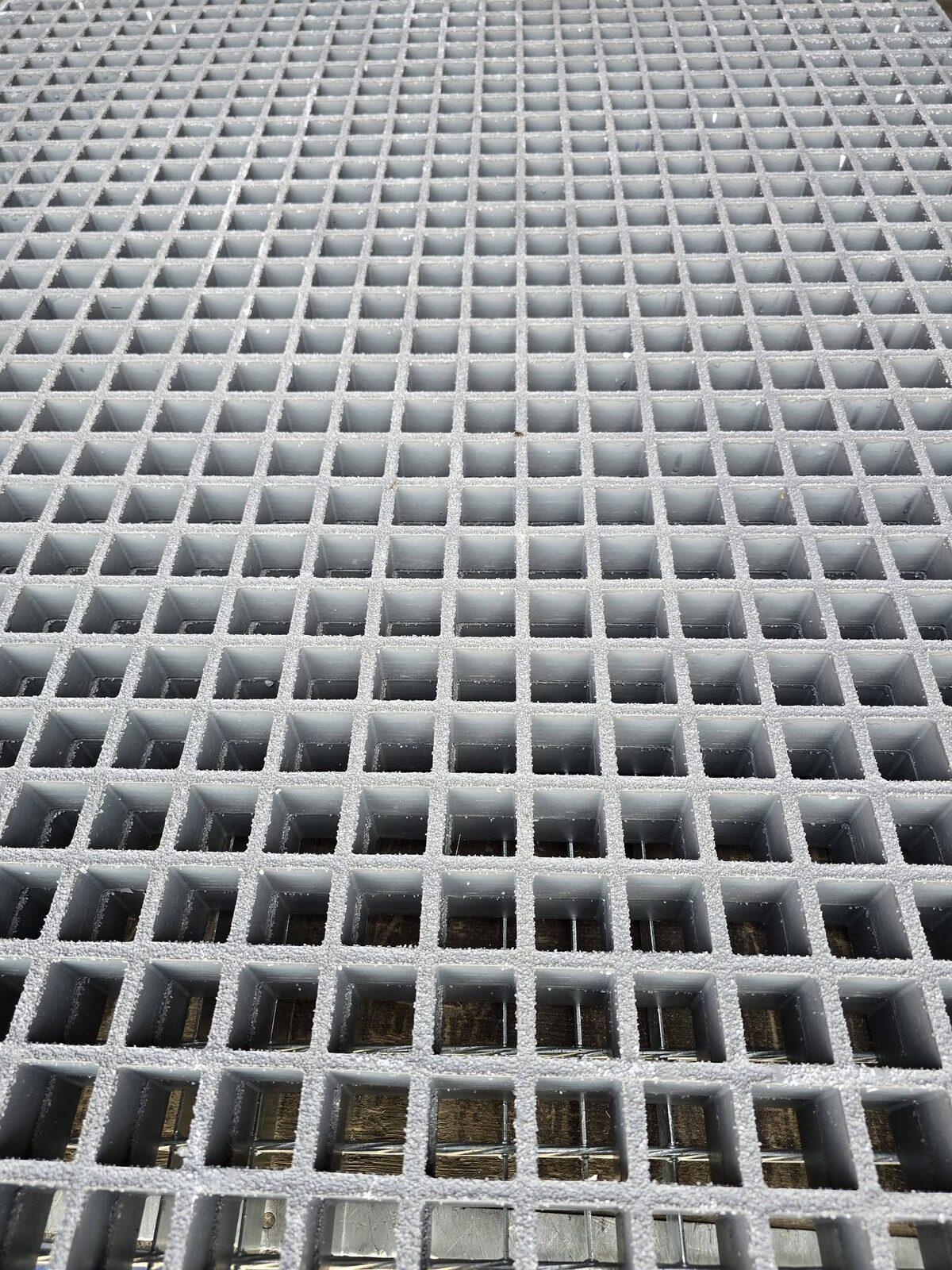 Welded grating mesh, bearing bars and cross rods with welded joints