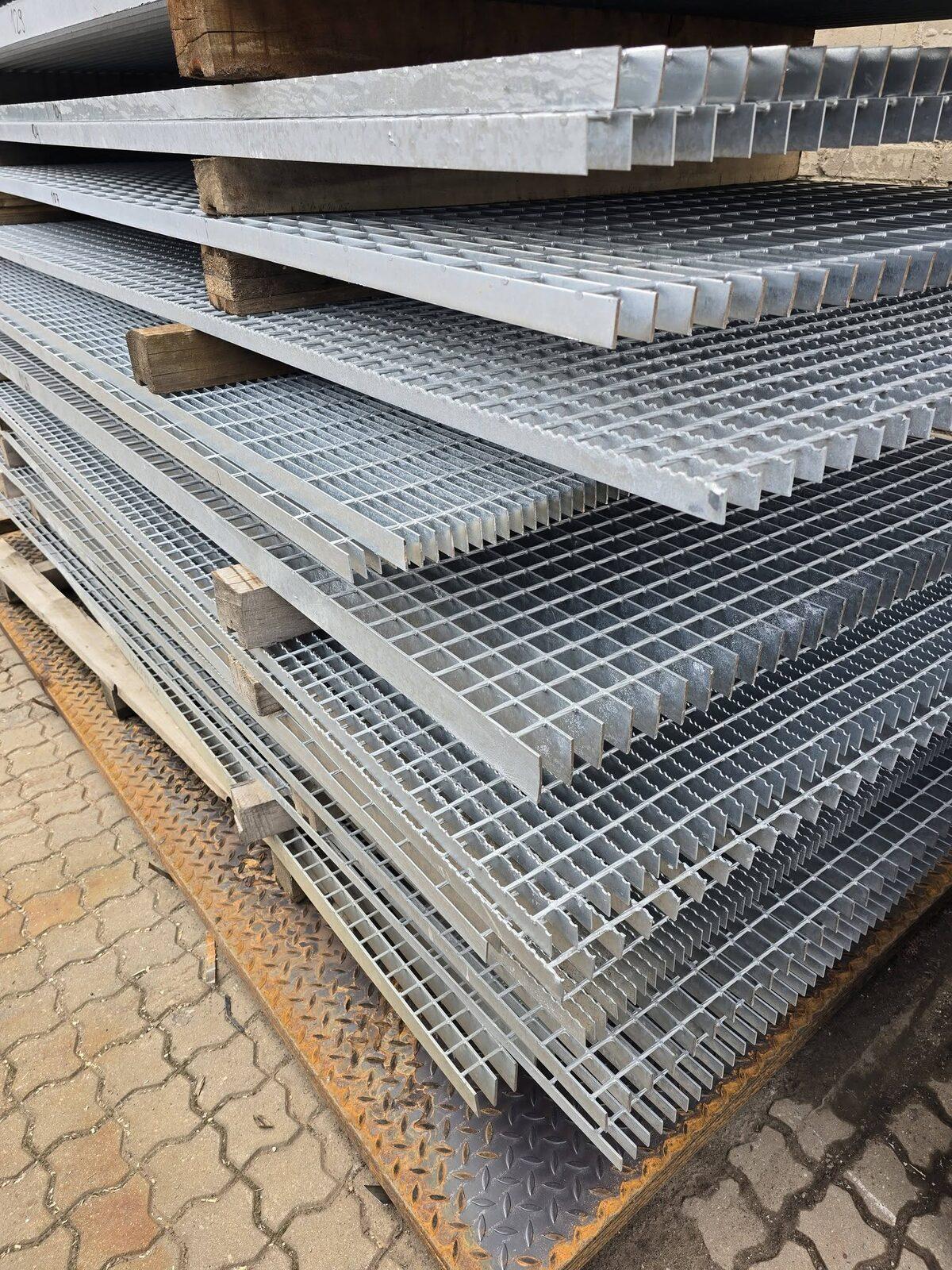 Hot-dip galvanized welded grating with serrated bearing bars