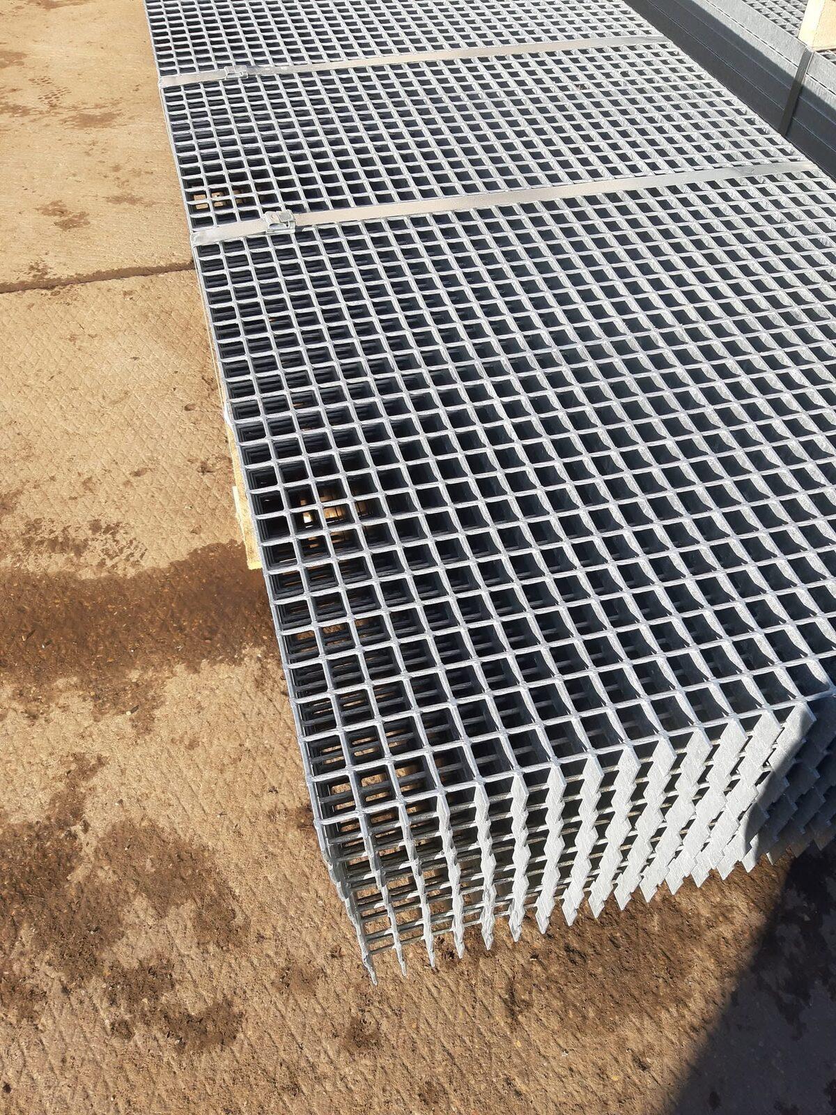 Galvanized welded grating with an even bearing edge