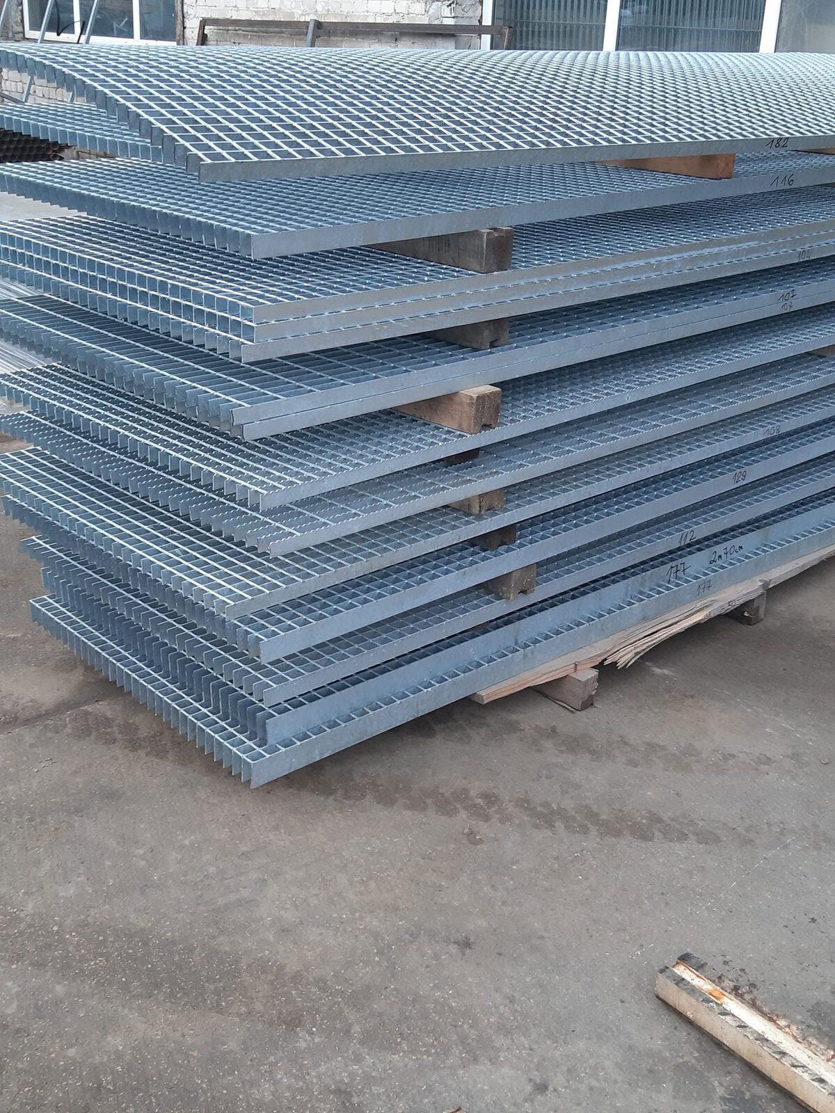 Galvanized welded grating as a standard panel