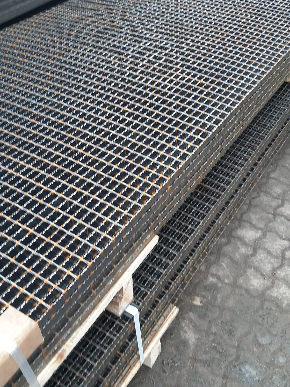 Bearing bars of a galvanized welded grating, seen from the edge