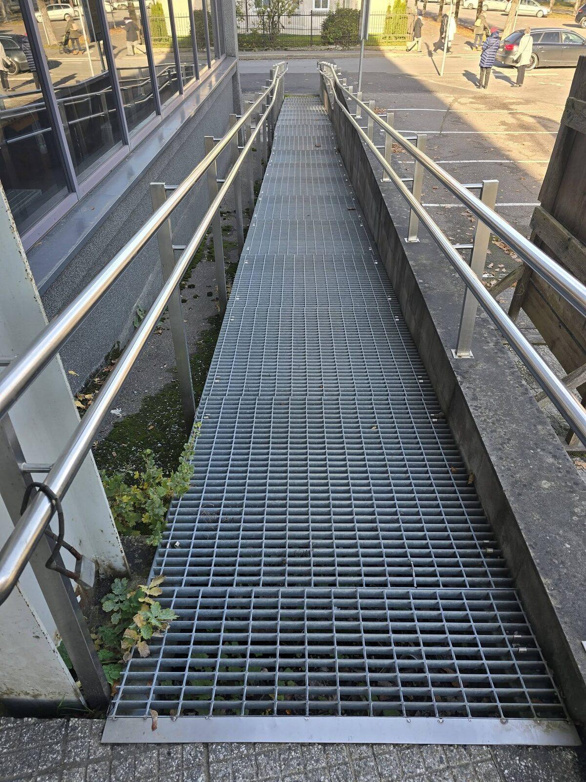 Grating ramp with stainless handrails