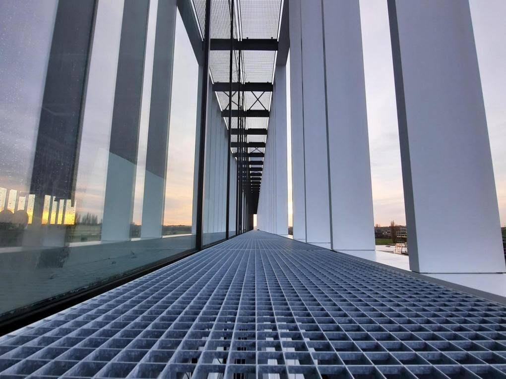 Galvanized grating floor