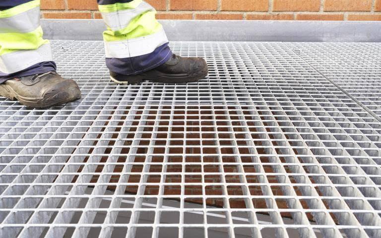 Galvanized grating floor