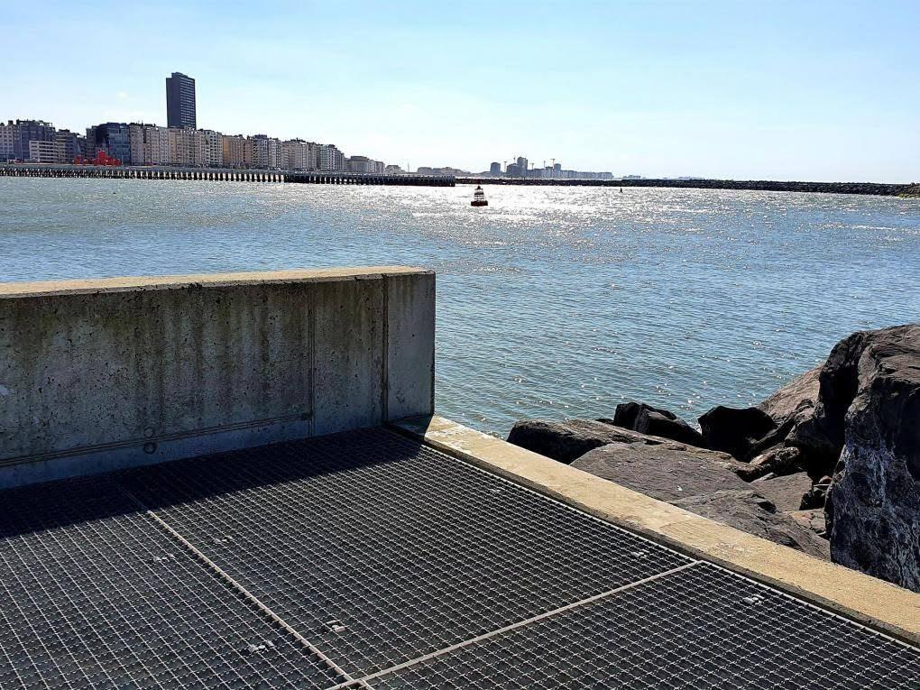 Galvanized grating walkway