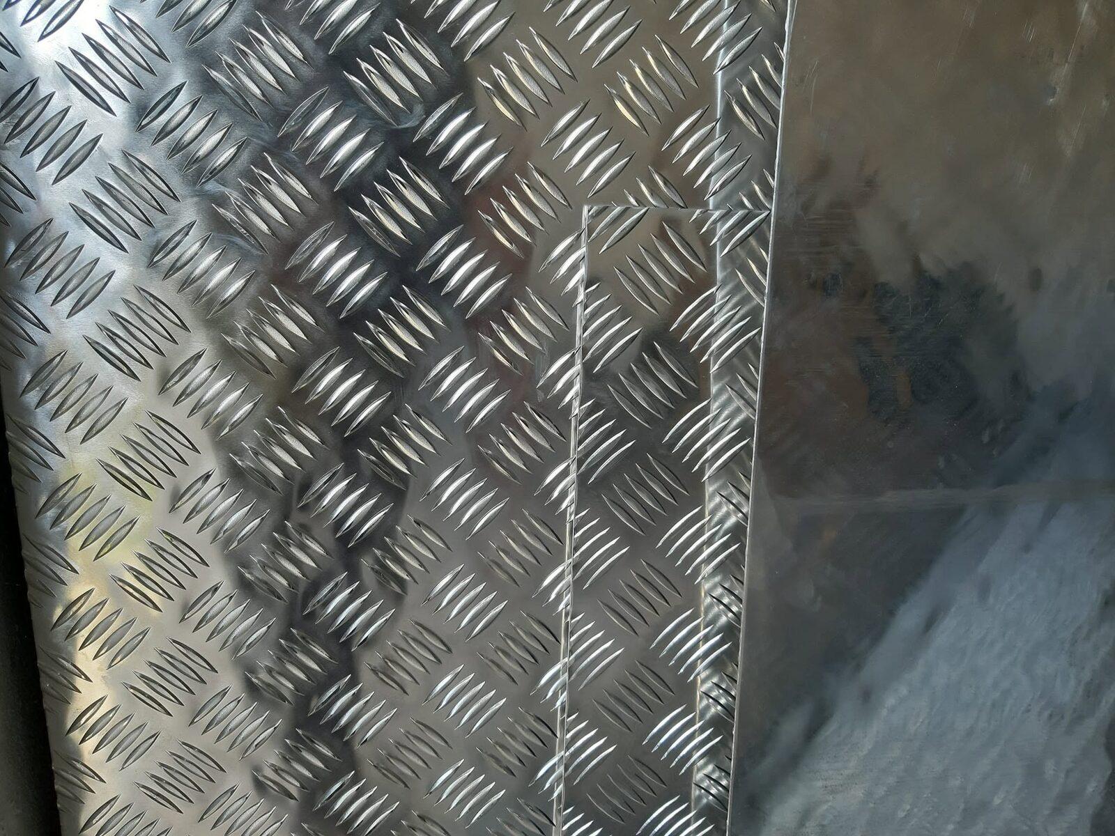 Five-bar chequer plate pattern