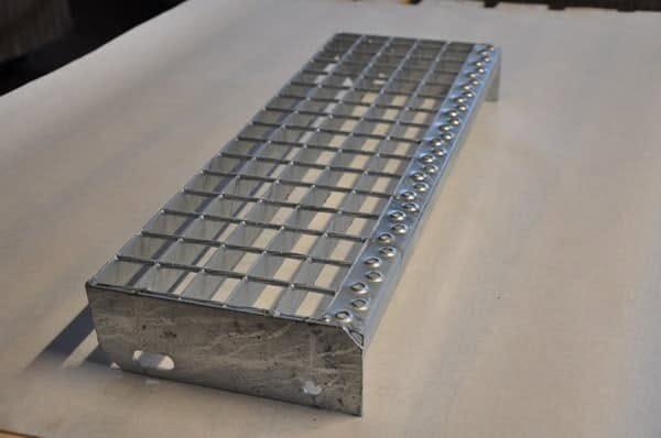 Steel stair tread, height and front edge