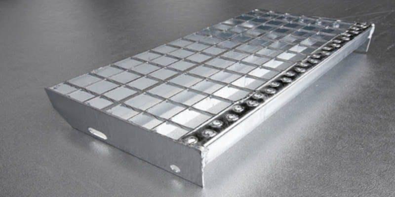 Steel grating tread with side plates and fixing holes