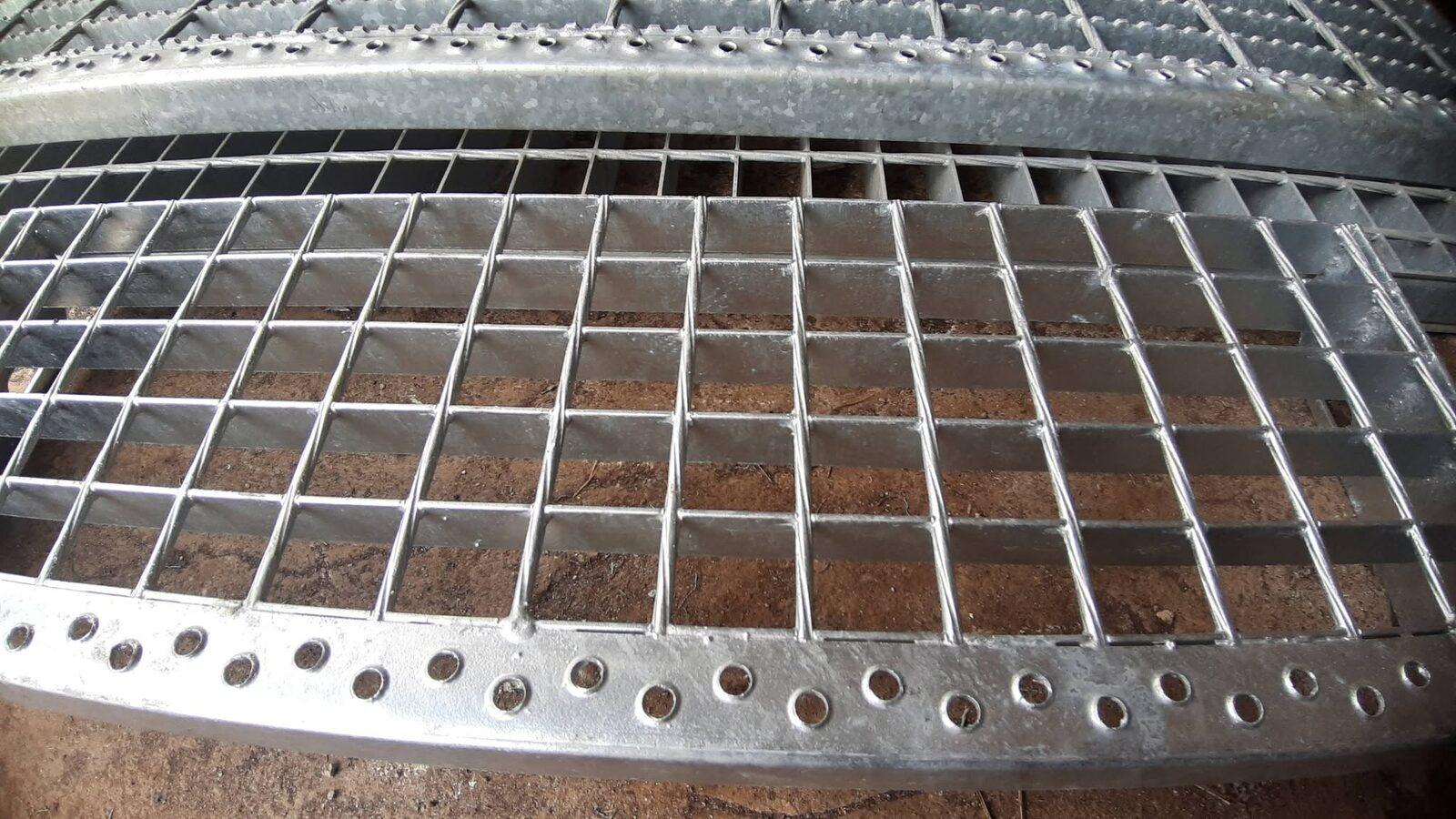Welded grating cut to a curve with a perforated edge frame